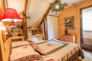A bed or beds in a room at chalet la colline