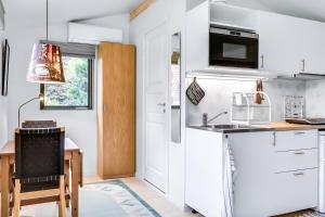 Virtuvė arba virtuvėlė apgyvendinimo įstaigoje Cosy stay in southern Malmo