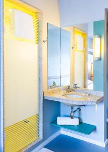 a bathroom with a sink and a mirror at ibis budget SP Frei Caneca in Sao Paulo +8 photos