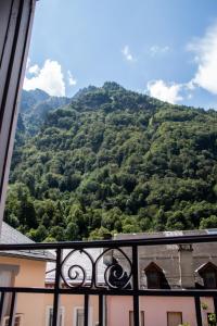 - Balcón con vistas a la montaña en Logement cosy 4/6 pers - quartier historique calme en Cauterets