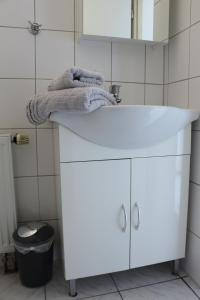 a white bathroom sink with towels on top of it at Ein gemütliches Zimmer an der Schweizer Grenze in Bietingen