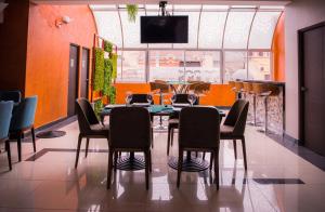 Uma TV ou centro de entretenimento em Hotel Diamond Lima