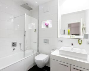 een witte badkamer met een wastafel en een toilet bij Central Hotel in Villingen-Schwenningen