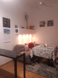 ein Wohnzimmer mit einem Sofa und einem Tisch in der Unterkunft London Apartment, Odessa in Odessa