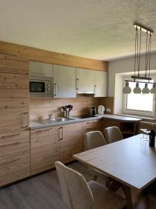 Een keuken of kitchenette bij Haus Bergwelt-inklusiv Super Sommer Card