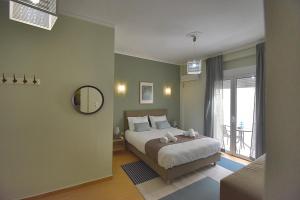 Schlafzimmer mit einem Bett und einem Spiegel in der Unterkunft Check Point - Plaka in Athen