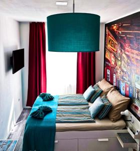 sypialnia z dużym łóżkiem z czerwonymi zasłonami w obiekcie Sweet Home Apartment w Wiedniu
