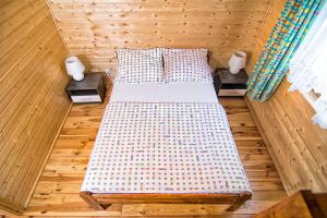 mały pokój z 2 łóżkami i 2 lampami w obiekcie Zacisze pod Laskiem w Karwieńskim Błocie