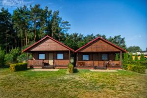 a home with a large yard with a house at Zacisze pod Laskiem in Karwieńskie Błoto Pierwsze