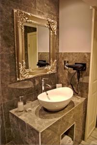 uma casa de banho com um lavatório e um espelho em City Studios em Ely