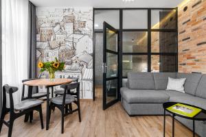 - un salon avec un canapé et une table dans l'établissement Happy Stay Apartments Osiek, à Gdańsk