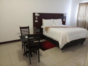 מיטה או מיטות בחדר ב-Bonjour Inn Palapye