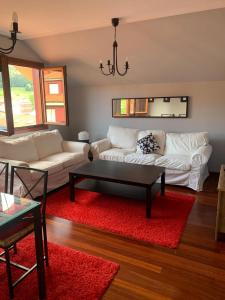 ein Wohnzimmer mit einem Sofa und einem Couchtisch in der Unterkunft Apto Rio Asón Disfruta de la tranquilidad!! Piscina, wifi y parking in Gibaja