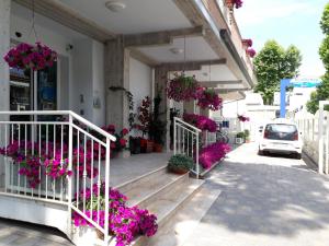 un edificio con fiori su un lato di Residence ONDA BLU 2 a Cervia