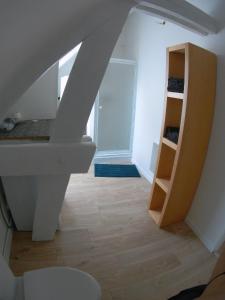 a room with a sink and a book shelf at Au bonheur des Anes - Gite Maya in Le Quesnoy-en-Santerre