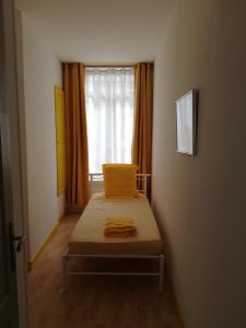 カッセルにあるAu Petit Jardinの小さなベッドルーム(ベッド1台、窓付)