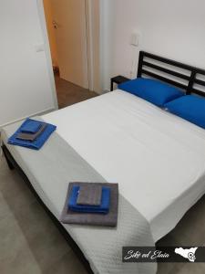 un letto con due asciugamani blu sopra di Sikè ed Elaia a Ragusa