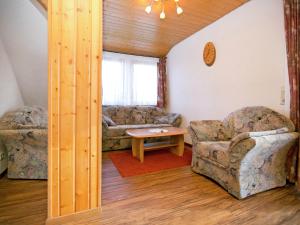 ein Wohnzimmer mit 2 Sofas und einem Tisch in der Unterkunft Spacious apartment near Lake Constance with a covered balcony in Ahausen