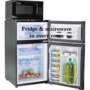 frigorifero e frigorifero in ogni camera con porta aperta di Coastal Inn Antigonish a Antigonish