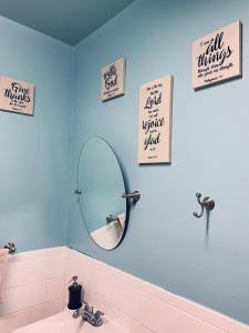 baño con espejo y lavabo en LAX guest house, en Inglewood