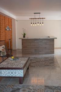 een woonkamer met een tafel en een aanrecht bij Hotel Casa Real in Villahermosa