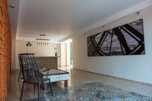 une salle à manger avec une table et un tableau mural dans l'établissement Hotel Casa Real, à Villahermosa