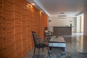 a room with a table and chairs and a wall at Hotel Casa Real in Villahermosa