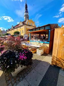 a food stand with flowers in front of a building at Apartamenty przy Ratuszu in Bolesławiec