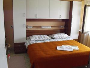Postel nebo postele na pokoji v ubytování Stone House Gregov - Bedroom 1