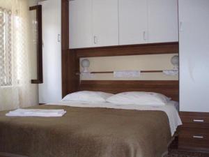 Stone House Gregov - Double Bedroom 3 tesisinde bir odada yatak veya yataklar