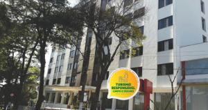 un cartel delante de un edificio en San Michel Palace Hotel, en Taubaté