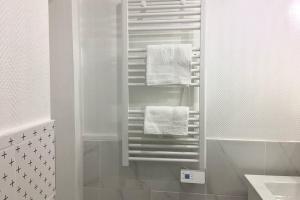 a white bathroom with a towel rack with towels at Luxury-Centre-Ville -Gare-netflix Wifi in Niort