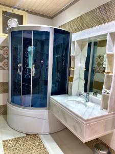 bagno con lavandino e specchio di Olive Suites a Hail