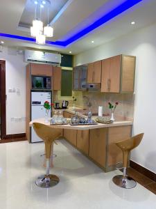 Virtuvė arba virtuvėlė apgyvendinimo įstaigoje Olive Suites