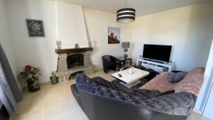 uma sala de estar com um sofá e uma lareira em Charmante Maison Bretonne à 2 minutes des plages em Plouescat