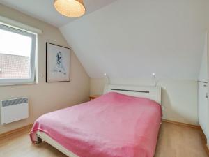 a bedroom with a pink bed and a window at Cosy holiday home with garden in Wimereux in Wimereux