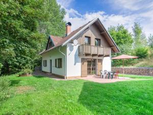 Vonkajšia záhrada v ubytovaní Holiday Home in Javorník near Krkonose Park