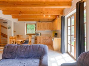 Kuchyňa alebo kuchynka v ubytovaní Holiday Home in Javorník near Krkonose Park