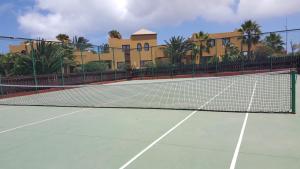 Tenis alebo squash v ubytovaní Tamarindo I Piscinas de Agua Salada alebo jeho okolí
