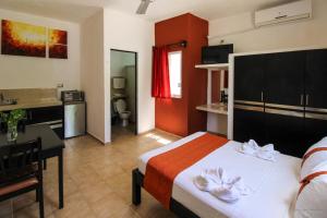 Habitación de hotel con cama, mesa y escritorio. en Gayser Apartamentos, en Valladolid