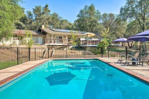 Бассейн в Bright Gold Country Home Pool, Deck and Hot Tub! или поблизости