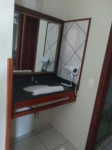 Pousada Porto do Arvoredo في فلوريانوبوليس: حمام مع مرآة ومغسلة
