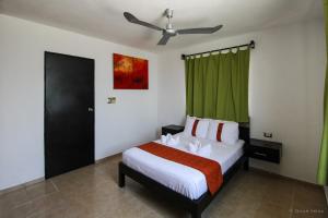 sypialnia z łóżkiem z zieloną zasłoną w obiekcie Gayser Apartamentos w mieście Valladolid