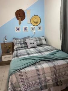 a bedroom with a bed with a blue wall at Condomínio Summer House, Itacimirim in Itacimirim