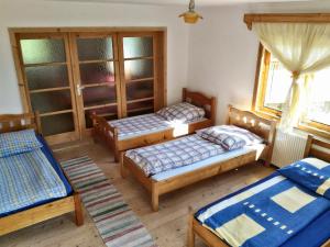 Ein Bett oder Betten in einem Zimmer der Unterkunft Agropensiunea Tarina