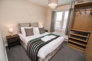 Llit o llits en una habitació de Balmaha Lodges and Apartments