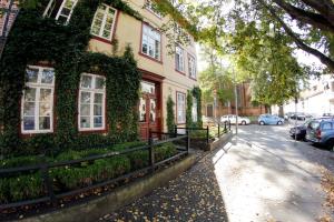 a building with ivy growing on it on a street at Ferienwohnung an der Schelfkirche in Schwerin