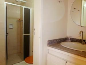 a bathroom with a sink and a shower at Ap Cote com Vista para Mar e Bicicletas in Maceió