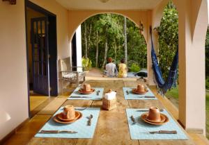 a room with a table with hats on the floor at Sítio Flor das Águas in Lumiar