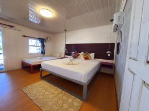 Tempat tidur dalam kamar di Sandy Beach Bungalows